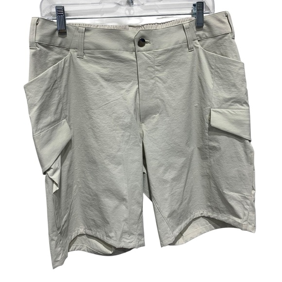 Lululemon Men’s Classic-Fit Hiking Cargo Short 9" Color Bone White Size 32 NWT - Picture 2 of 7